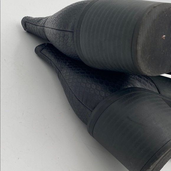 Clarks Black Textured Ankle Boots women 9.5 leather biker casual office Y2K fall - Picture 9 of 13